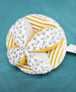 Doudou et Compagnie Balle d'éveil bébé avec Hochet intégré - Pollen l'abeille en coton BIO - 15 cm - Modèle aléatoire><noscript><img width=