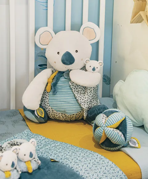 Doudou et Compagnie Chaussons bébé avec hochets Yoca le koala - 0/6 mois> Chaussons