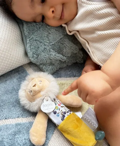 Doudou et Compagnie Hochet Pouet - Jaune ou Gris - BOH'AIME> Hochets Et Pantins D'Activités