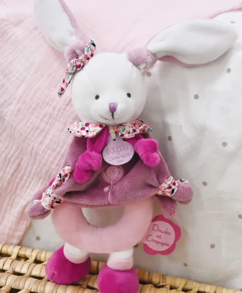 Doudou et Compagnie Peluche hochet Cerise le lapin rose - 19 cm> Hochets Et Pantins D'Activités
