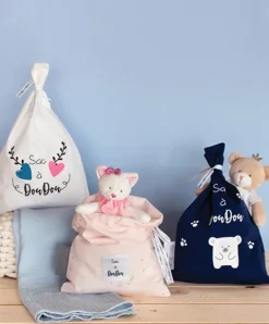 Doudou et Compagnie Sac à Doudou en coton à motifs - Modèle aléatoire><noscript><img width=